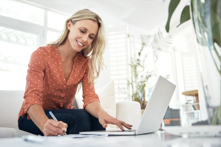 woman investing online