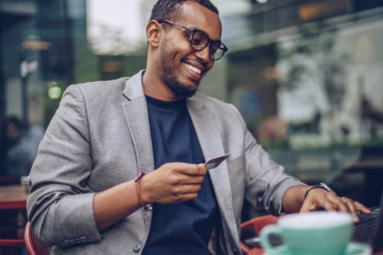 Man with his credit card at a cafe